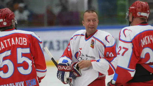 Дмитрий Босов (в центре)