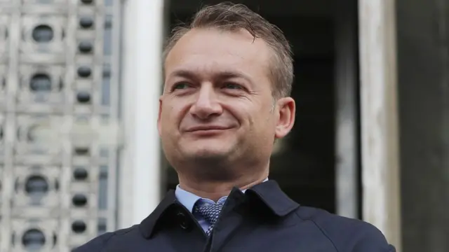 Коман се обраћа новинарима испред румунског Уставног суда