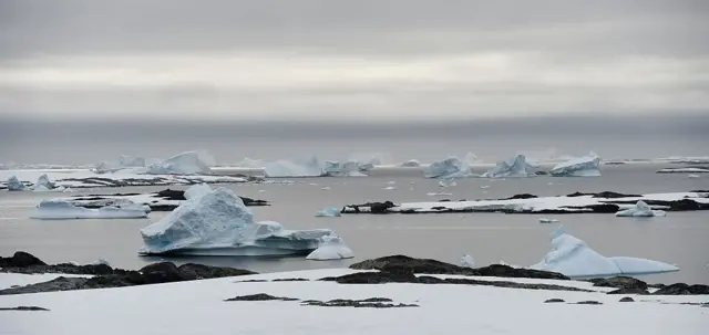 Kuzey Kutbu'nda eriyen buzullar