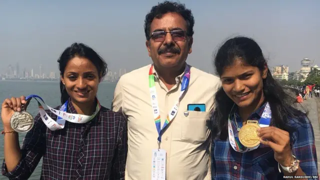 विजेत्या धावपटू संजीवनी जाधव आणि मोनिका आथरे.