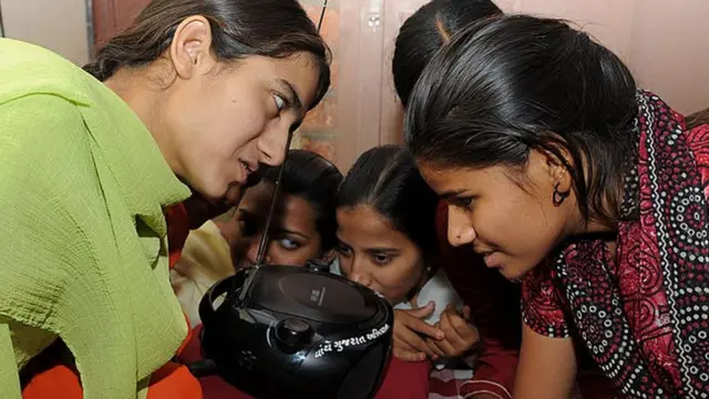 خواتین ریڈیو سن رہی ہیں