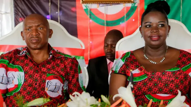 Umukuru wa CNL Agathon Rwasa (i bubamfu) n'umudore wiwe Annonciate (i buryo)