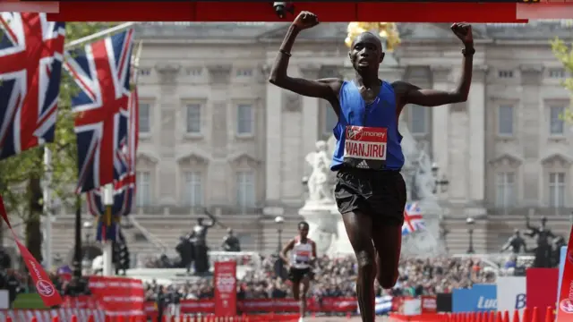 Победителем Лондонского марафона среди мужчин стал спортсмен из Кении Даниэль Ванджиру.
