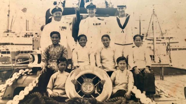 蘇絲女工班成員（前排）與一艘加拿大皇家海軍戰艦官兵合照（李敏婷提供照片）