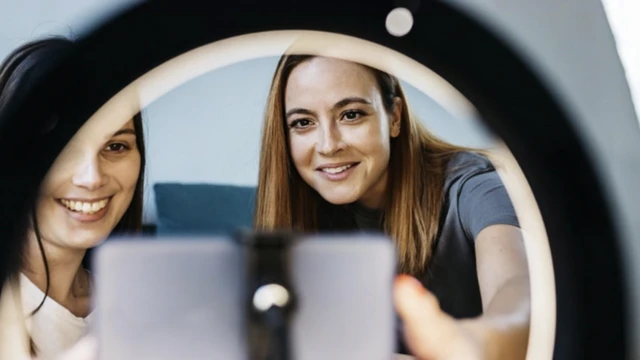 Тиктокда видео олаётган икки қиз