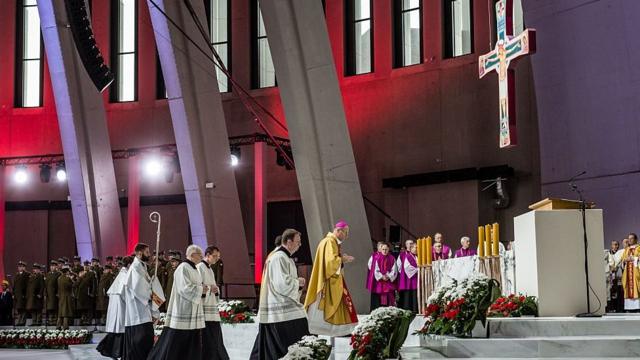 Tổng giám mục Wojciech Polak, một lãnh đạo cao cấp của Giáo hội Công giáo La Mã ở Ba Lan, đã xin lỗi các nạn nhân