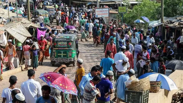 উখিয়ায় কুতুপালং শরণার্থী শিবিরে কোভিড রোগী শনাক্ত হবার পর আজ শুক্রবার বাজার এলাকায় জড়ো হন শরণার্থীরা। ছবি ১৫ই মে ২০২০