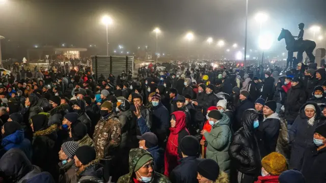 আলমাটিতে বিক্ষোভকারীদের সমাবেশ।