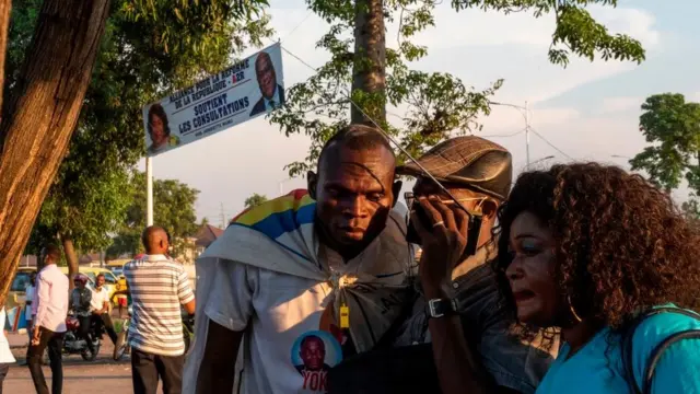 Des partisans de l'UPDS de Felix Tshisekedi, réunis près du siège de leur parti écoutant le discours de du président annonçant la l'échec de la coalition