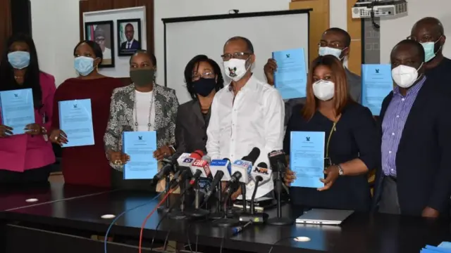 Awọn aṣoju awọn laabu pẹlu Kọmisana eto ilera ipinlẹ Eko, Akin Abayomi