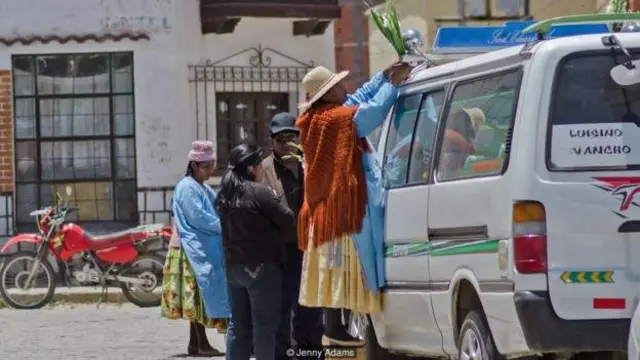 Orang membawa mobil baru mereka ke Copacabana untuk diberkati..