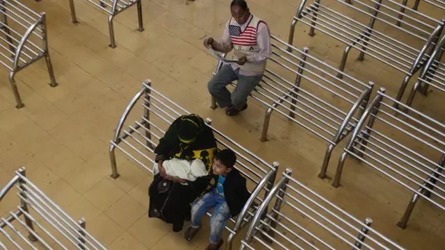 ট্রেন স্টেশনে এক নারী।