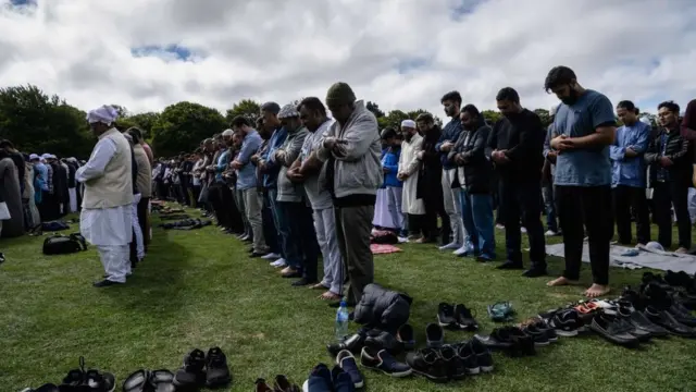 مسلمون يصلون في منتزه بالقرب من مسجد النور بمدينة كرايست تشيرتش
