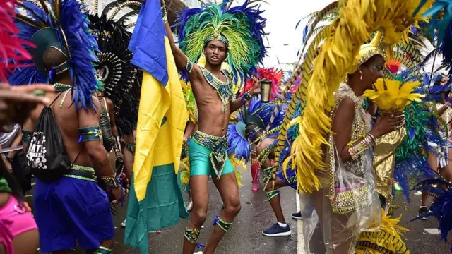 Мужчина в костюме на Ноттинг-хиллском карнавале