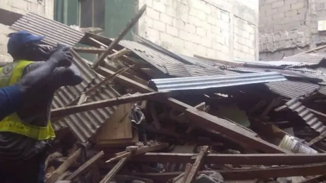 ụlọ ọzọ dara ma dakwasị ndị mmadụ na mpaghara Oke-Arin dị na Lagos Island.