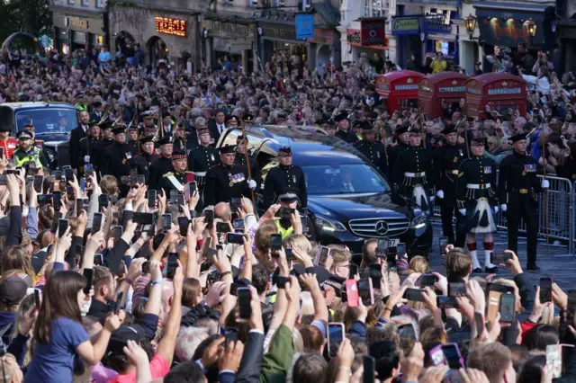Cortejo fúnebre de Isabel II por las calles de Edimburgo.