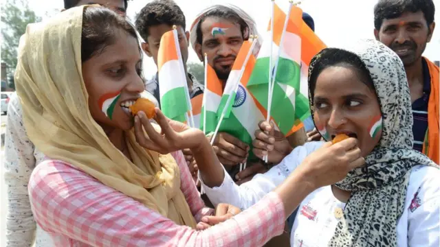 કલમ 370ની નાબૂદી પર ઉજવણી કરતી મહિલાઓ