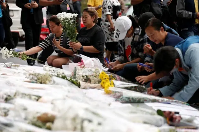 คนวางดอกไม้ไว้อาลัย