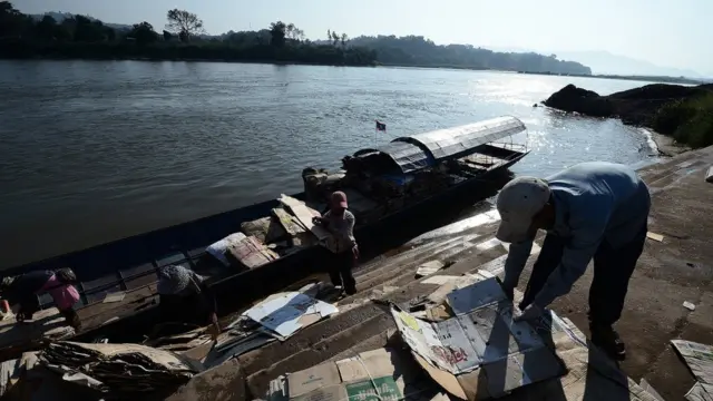 ประชาชนจากฝั่งลาว ขนกระดาษที่ไม่ใช้แล้วข้ามมาขายยังประเทศไทย เนื่องจากที่ประเทศลาวไม่มีร้านรับซื้อ