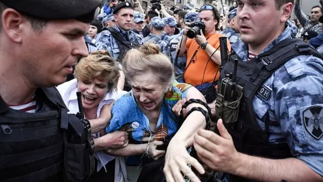 Поліція затримує протестувальників