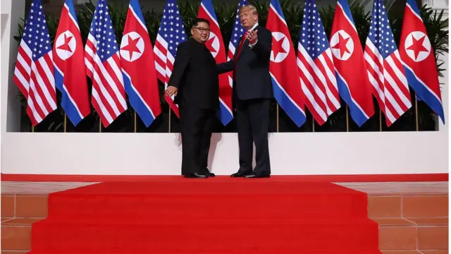 د امریکا او شمالي کوریا مشرانو لومړی د خبریالانو پروړاندې راڅرګند شول او یو او بل ته یې لاسونه ورکړل.