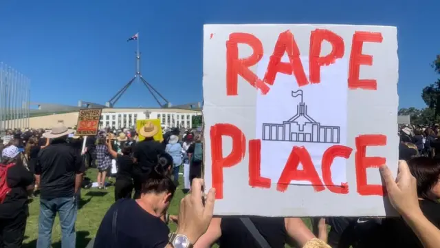 تجمع معترضان در بیرون پارلمان