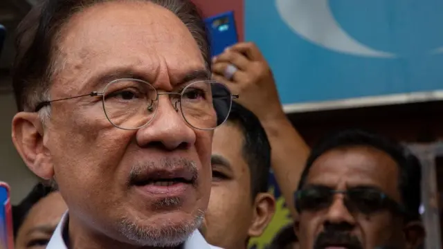 அன்வார் கட்சியின் அதிருப்தி தலைவர் தாக்கப்பட்டார்