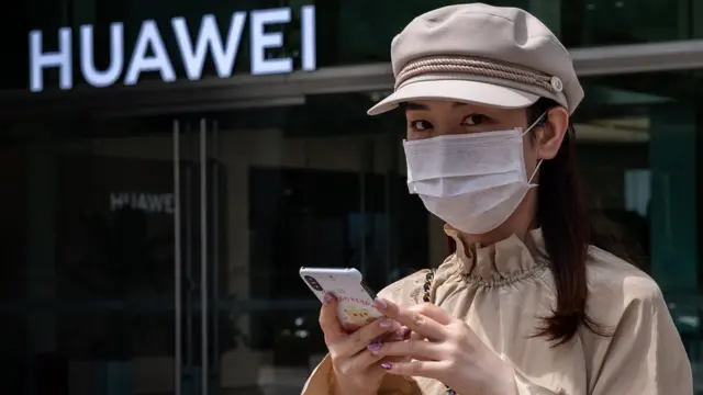 Una mujer con un teléfono en la mano.