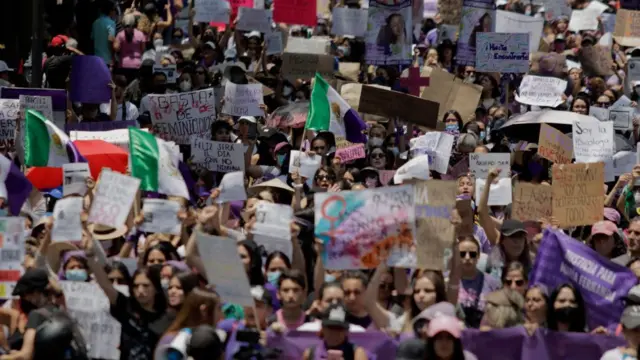 Mujeres se manifiestan en contra de la violencia de género.