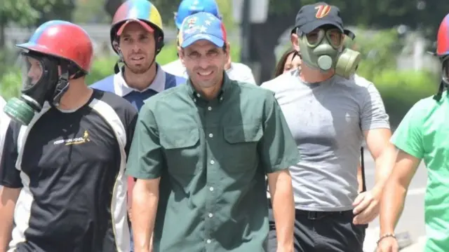 Henrique Capriles, um homem jovem latino americano, caminhacódigo de ativação betpix365meio a outras pessoas