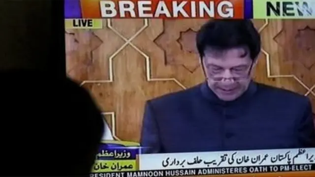 বিশ বছরের রাজনীতির পর পাকিস্তানের প্রধানমন্ত্রী হিসাবে শপথ নিয়েছেন ইমরান খান