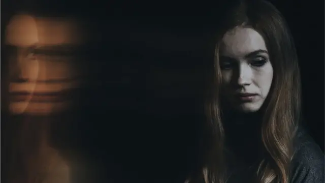 Mujer con pensamientos inquietantes