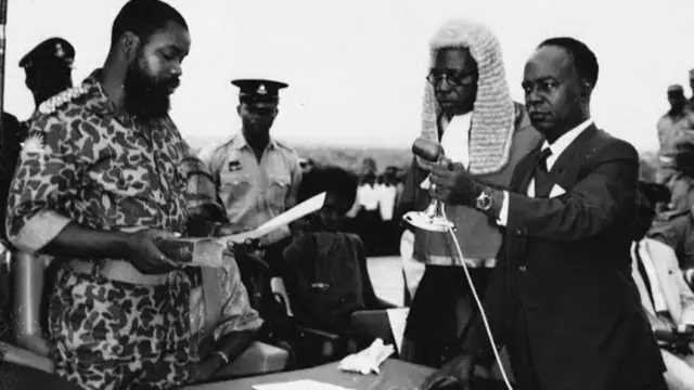 Ebe Sir Louis Mbanefo na-edu Ojukwu n'iyi ọrụ na 30 Mee 1967.