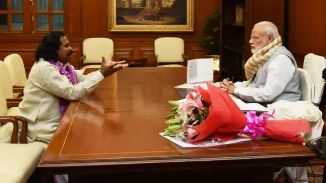 प्रधानमंत्री नरेंद्र मोदी के साथ नंद कुमार साय