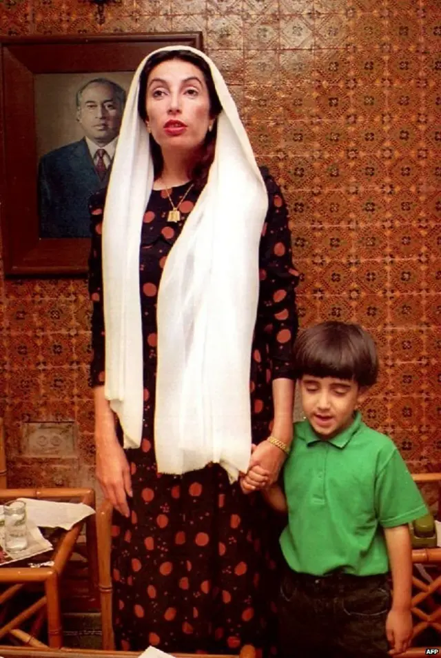 बेनझीर भुट्टो आपल्या मुलासह