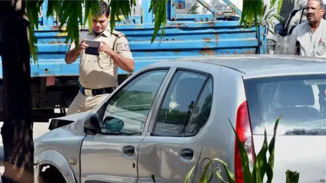 मुंडेंच्या गाडीला झालेला अपघात