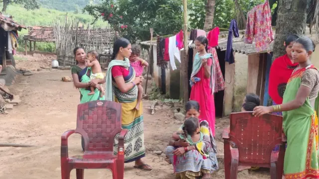 నాన్-షెడ్యూల్డ్ ఏరియా యువకులను పెళ్లి చేసుకున్న షెడ్యూల్డ్ ఏరియా మహిళలు, వారి పిల్లలు కూడా గిరిజనులకు ఉండే ప్రత్యేక హక్కులను కోల్పోతారు.