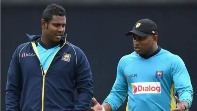 ජ්‍යෙෂ්ඨ ක්‍රීඩක සනත් ජයසූරියට සවන් දෙන ඇන්ජලෝ