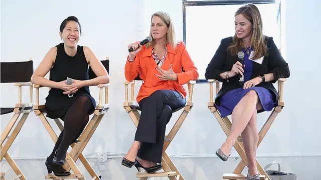 Заместитель декана и заместитель директора по инновациям в бизнес-школе Колумбийского университета и основатель 37 Angel (сообщество женщин-инвесторов) Анджела Ли, соучредитель Plum Alley Investments Андреа Тернер Моффитт и Мелисса Степанис из Банка Силиконовой долины - на сцене во время мероприятия по поддержке женщин-предпринимателей. 2 ноября 2016 года в Нью-Йорке.