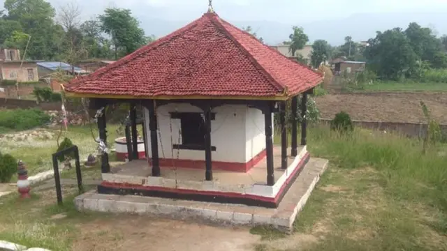 पोखरी नजिकै रहेको कुमारवर्ती मन्दीर जसलाई बुद्धकालिन मानिन्छ ।