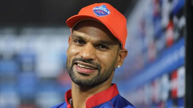 ஆரஞ்ச் கேப் உடன் ஷிகர் தவான்