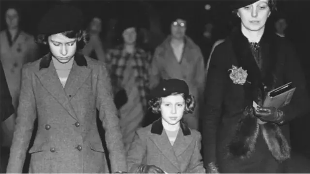 كانت كراوفورد مربية للأميرتين إليزابيث ومارغريت وكشفت لهما عن جوانب من الحياة العادية خارج القصر