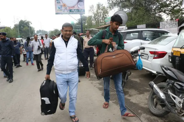 કાશ્મીરથી પરત ફરતાં પ્રવાસીઓ