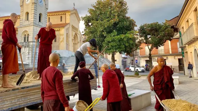 စေတီတည်ဖို့ သံဃာတွေ ကိုယ်တိုင် လုပ်အားပါဝင်ကြရ