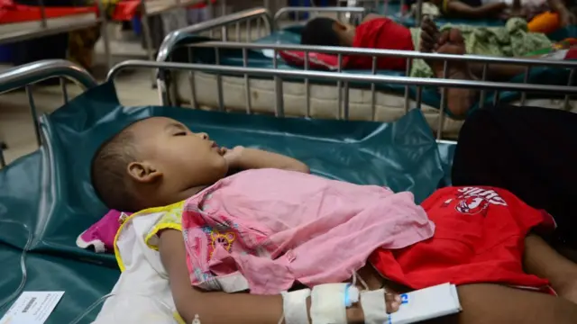 হাসপাতালে চিকিৎসা নিতে আসা এক শিশু।