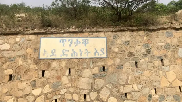 ዝበዝሑ ሓደጋታት ትራፊክ ስኣን ጥንቃቐ መራሕቲ መካይን የጋጥሙ። ተጠንቂቑ ዝኸደ ቀልጢፉ እዩ ዝኣቱ። ጉድለት ጥንቃቐ፡ ሕግታት ትራፊክ ዘይምምላእ ማለት እዩ። ሕጊ ጥሒስካ ማለት ከዓ፡ ንሓደጋ ዝተቓላዕኻ ኢኻ ትኸውን። ኣብዛ ህሞት እዚኣ ህይወትካ ትስእን ወይ ኣካልካ ይጐድል። እማን “ጥንቃቐ ኣደ ድሕነት እያ”