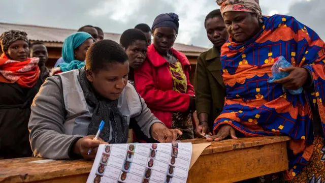 Malawi voters at polling station - Masa kada kuri'a 'yan Malawi a wata rumfar zabe