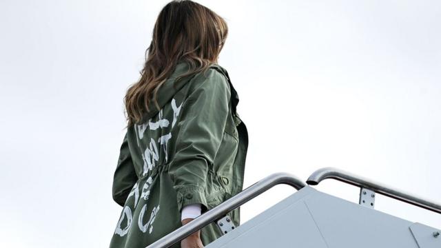 Скандал виник через цю куртку Меланії Трамп