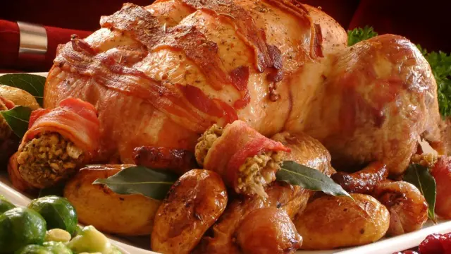 Индейка на блюде с беконом