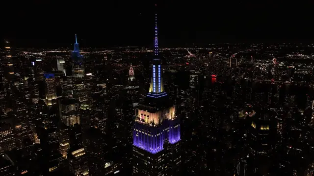 El Empire State Building de Nueva York se iluminó de púrpura y plata en homenaje a la reina Isabel II.